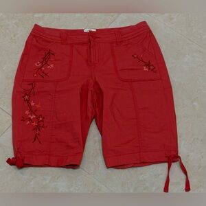 Red Floral Embroidered Women's Shorts St John’s Bay size: 6 Made in Jordan